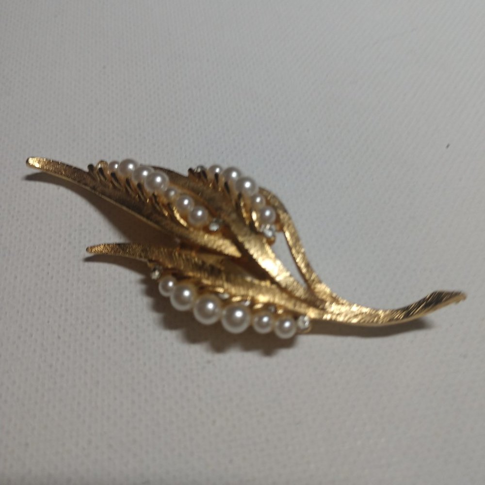 Vintage Gold Tone Brooch with Faux Pearls